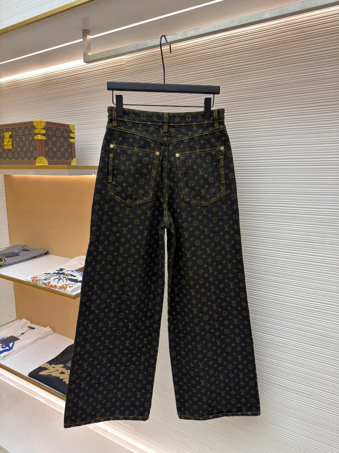 LOUIS VUITTON full letter printed jeans [Women's clothing] ●Original version: purchased and developed by 16199 ●Item number: 1681900-B10 ●Fabric: denim fabric ●Technology: printing production ●Color: brown ●Version: loose fit ●Weight: about 825 grams ●Size: 34-36-38 ●Description: This LV 25 new black full-print denim wide-leg pants are made of 100% high-pound pure cotton denim produced in Italy. After pre-shrinking, the full-print presbyopia pattern is fully aligned and spliced through CAD precise layout and laser cutting (the waist, ankles, and pockets are all aligned), and the fabric loss rate is controlled within 5%. During the production stage, double-needle chain stitching is used to reinforce the front pockets, and the crotch is cross-stitched with high-strength polyester thread backstitching. The trouser loops are fixed with a density of 8 stitches per inch; the hardware is made of black pearl-textured buttons and rivets, which are combined with the same-color stitching to form a low-key layer. In the post-process, retro washing process is used to create an aged effect, and flocking presbyopia process (velvet texture logo) is superimposed. The size tolerance during final inspection is ≤±0.5cm. The thread ends are finely processed with a hot air thread trimmer, and finally shaped with an environmentally friendly dry cleaning agent to ensure that the overall pattern is straight and delicate, the fabric is comfortable and soft, and the color is consistent without color difference. It can be matched with the same style to create a fashionable look and control various occasions. Customized accessories, complete with three standards, the same style for men and women!